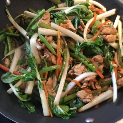 Do you have carrots and snow peas? Then make my Honey chicken & ginger stir fry!
